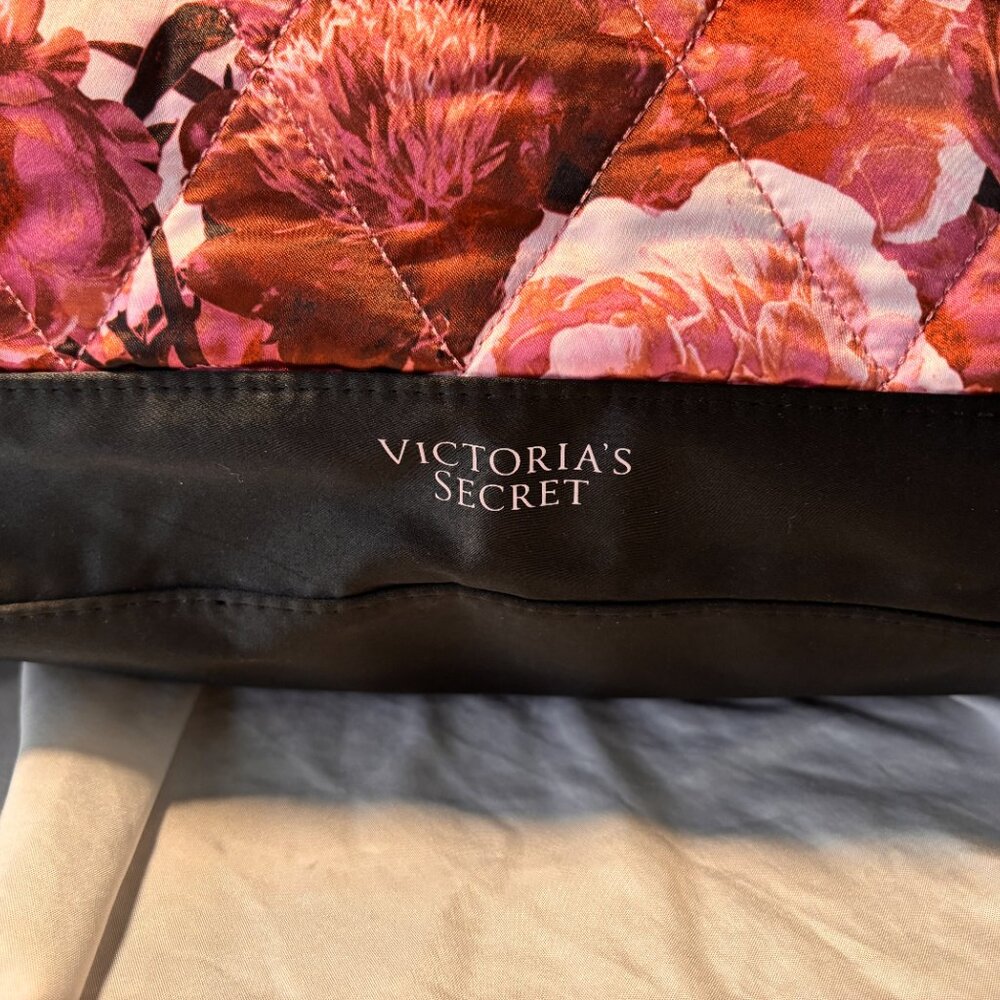 Victoria’s Secret Quilted Floral Tote Bag NEW With Handles & Adjustable Shoulder - Picture 2 of 7